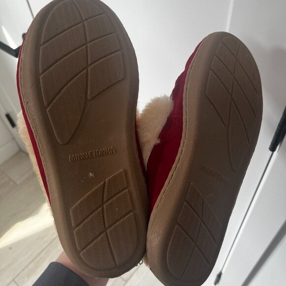 Minnetonka Alpine Sheepskin Red Moccasin Slippers Size 9 - Picture 4 of 5